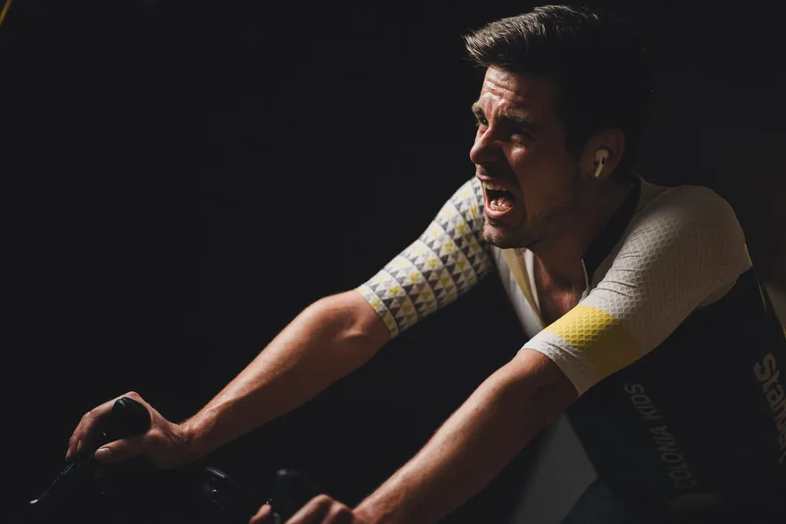 Radsportler beim strukturierten Training auf dem Smarttrainer
