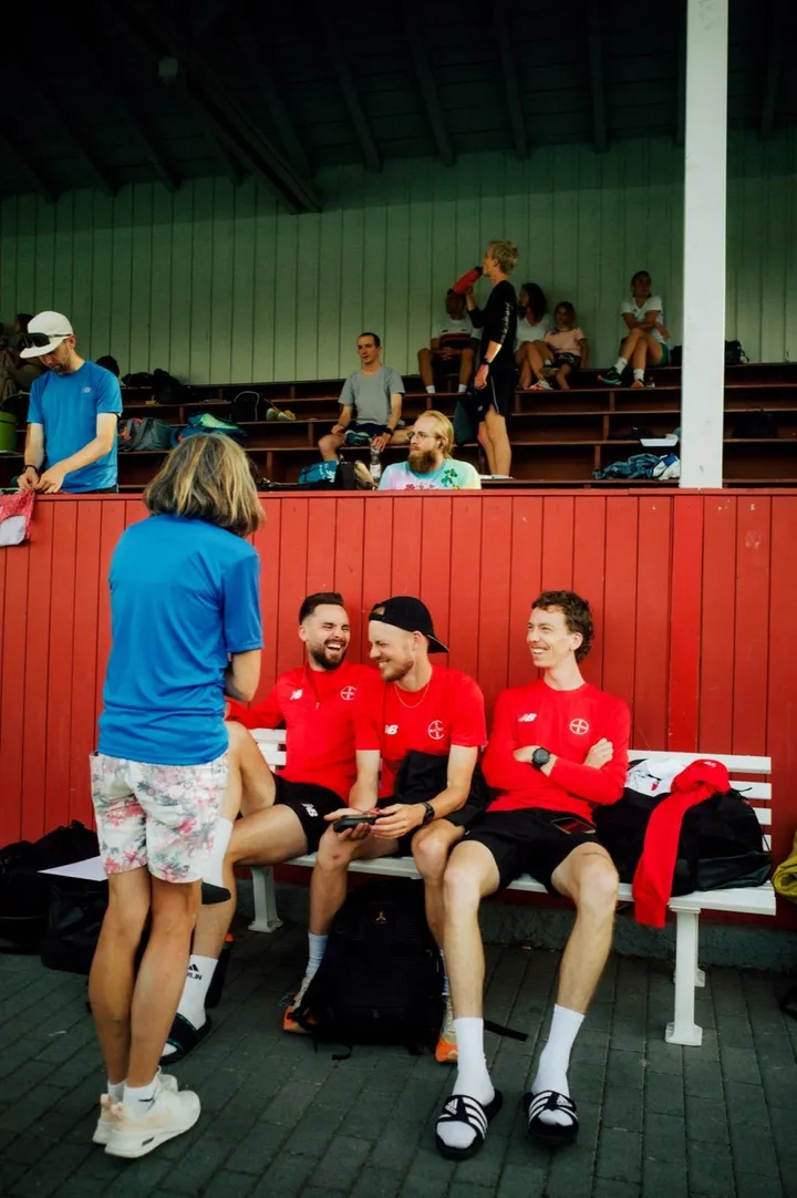SCYENCE-Coach im Gespräch mit Läufern nach dem Wettkampf