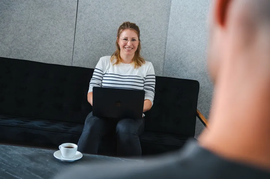 SCYENCE-Coach analysiert Trainingsdaten am Laptop