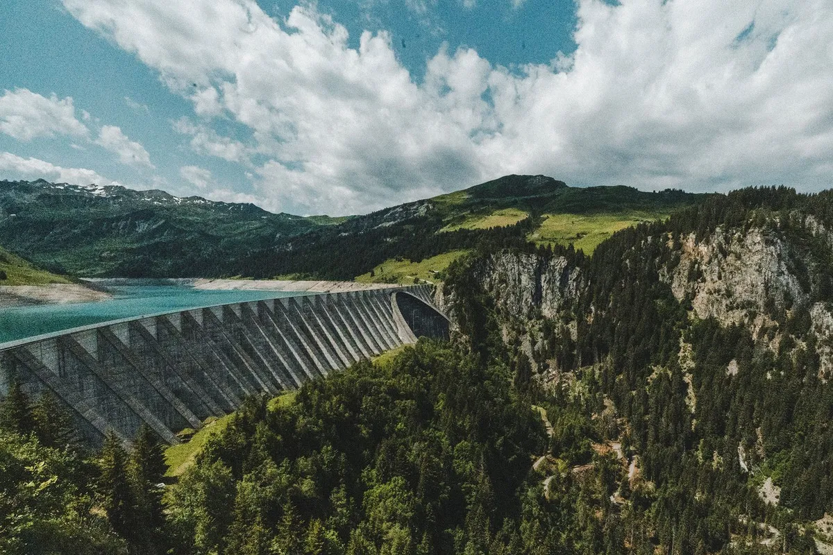 Straße an der Staumauer von Tignes in den französischen Alpen